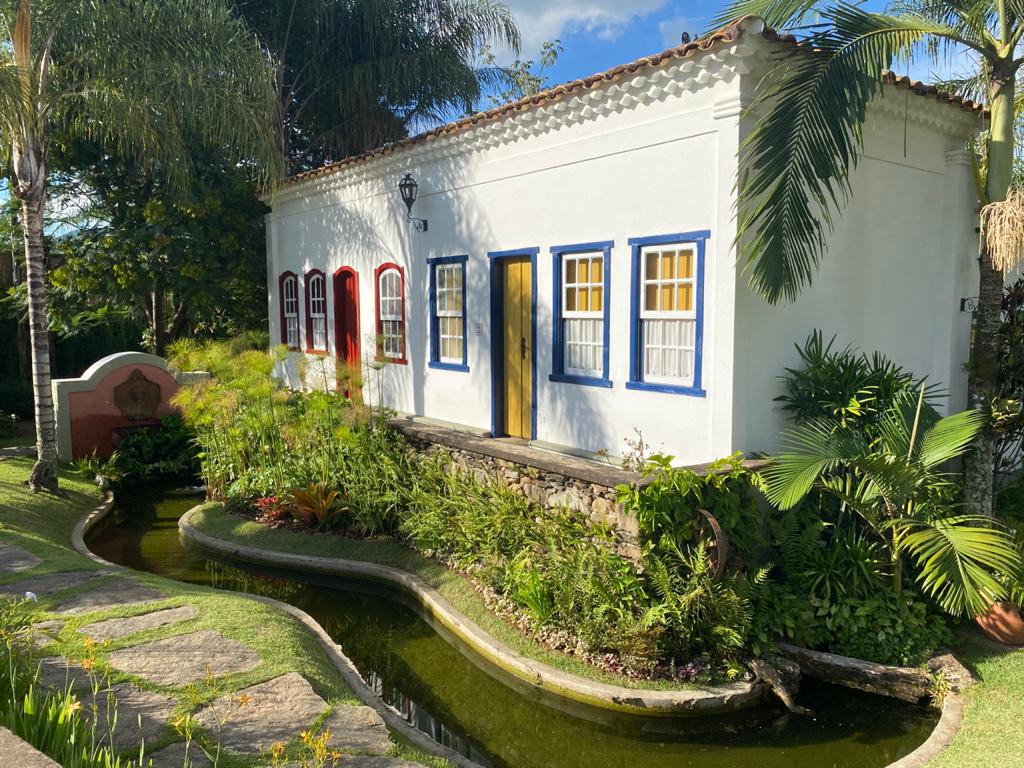 Arquitetura colonial e jardim da Pousada do Barão