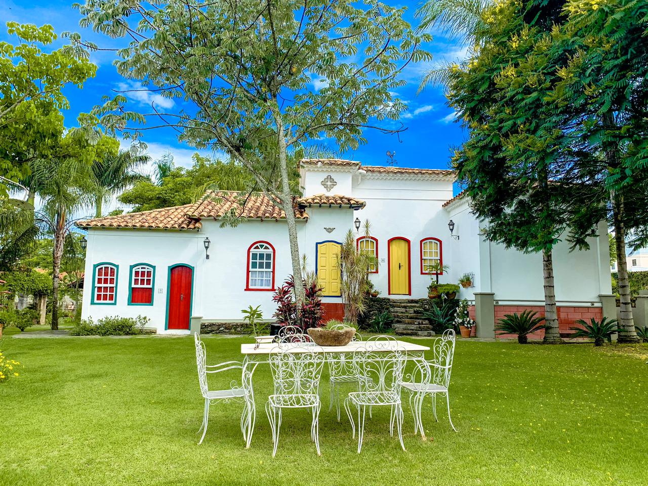 Fachada e jardim da Pousada do Barão